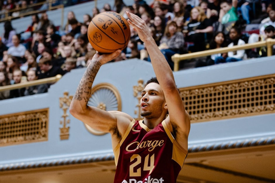 Tyrese Procter jumps takes a mid-air shot at Public Hall