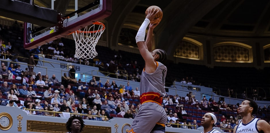 Oliver Sarr makes a dunk